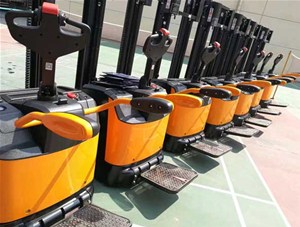  電動(dòng)堆高車，率生產(chǎn)工具！